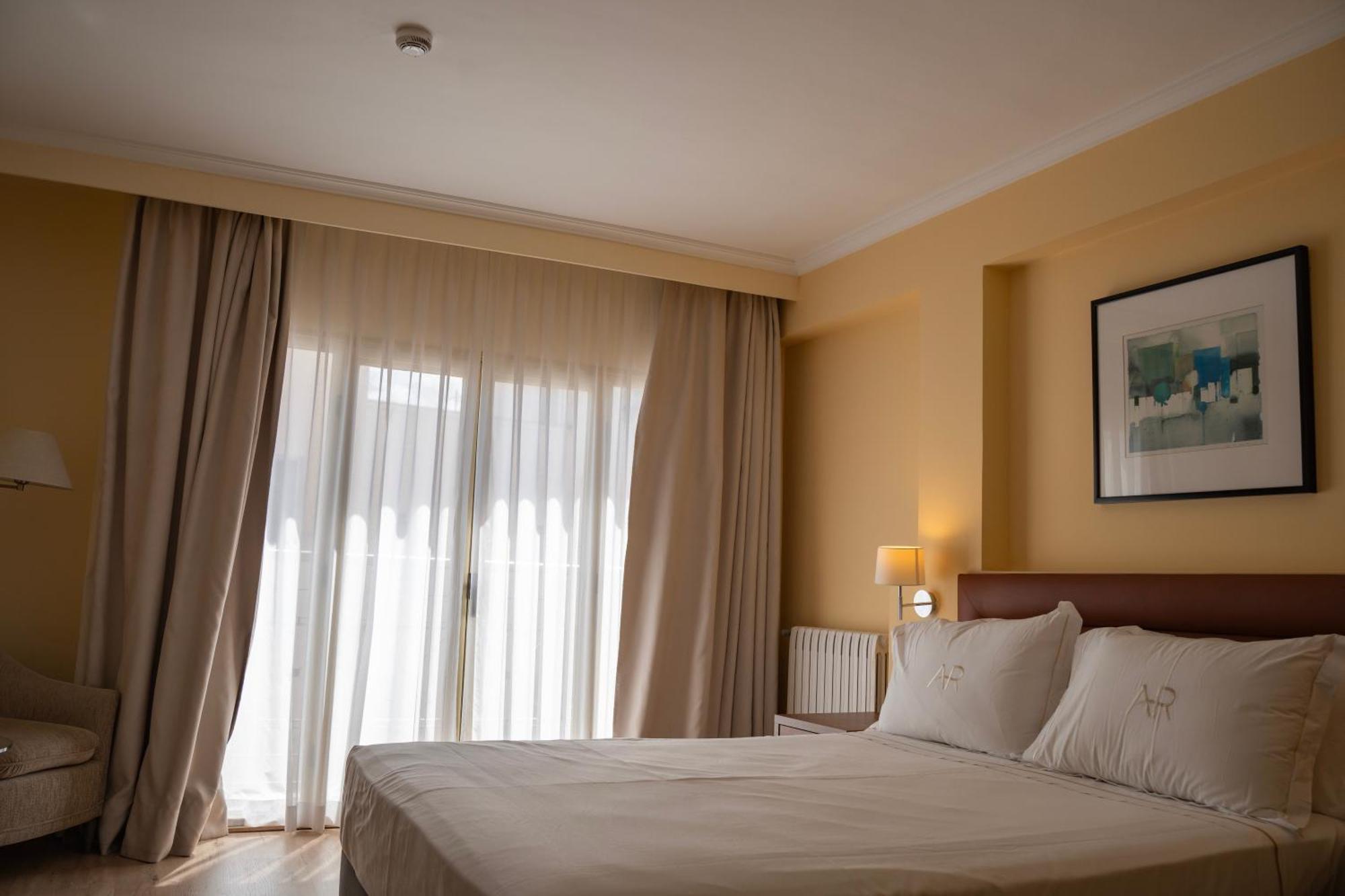 Aparto-Hotel Rosales Madrid Bagian luar foto