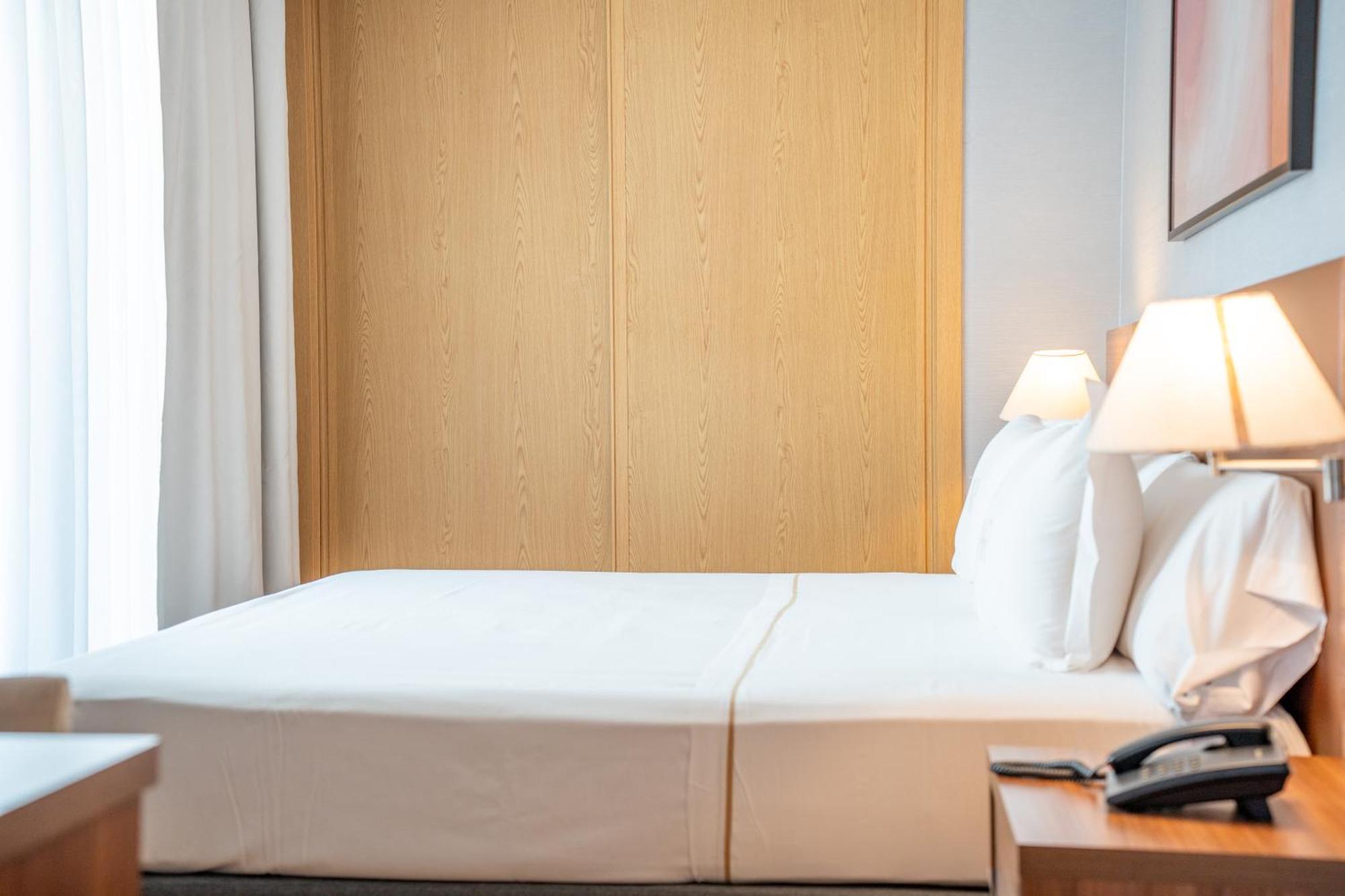 Aparto-Hotel Rosales Madrid Bagian luar foto
